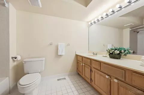Bath - 6865 Fox Hill Ln, Cincinnati, OH 45236 photo 6 of 8