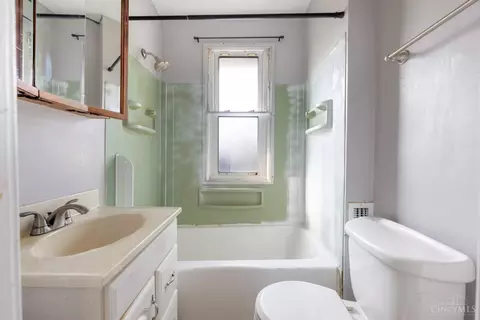 Bath - 1706 Wyoming Ave, Cincinnati, OH 45205 photo 1 of 1