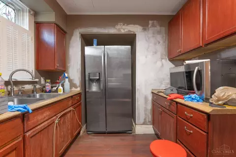 Kitchen - 1706 Wyoming Ave, Cincinnati, OH 45205 photo 2 of 3