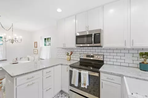 Kitchen - 6989 Cambridge Ave, Mariemont, OH 45227 photo 2 of 4