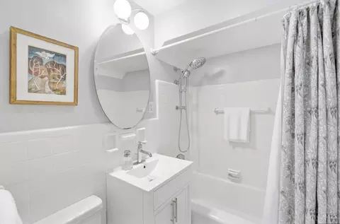 Bath - 6989 Cambridge Ave, Mariemont, OH 45227 photo 1 of 4