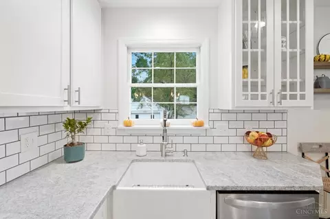 Kitchen - 6989 Cambridge Ave, Mariemont, OH 45227 photo 3 of 4