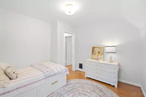 Bedroom - 6989 Cambridge Ave, Mariemont, OH 45227 photo 5 of 8
