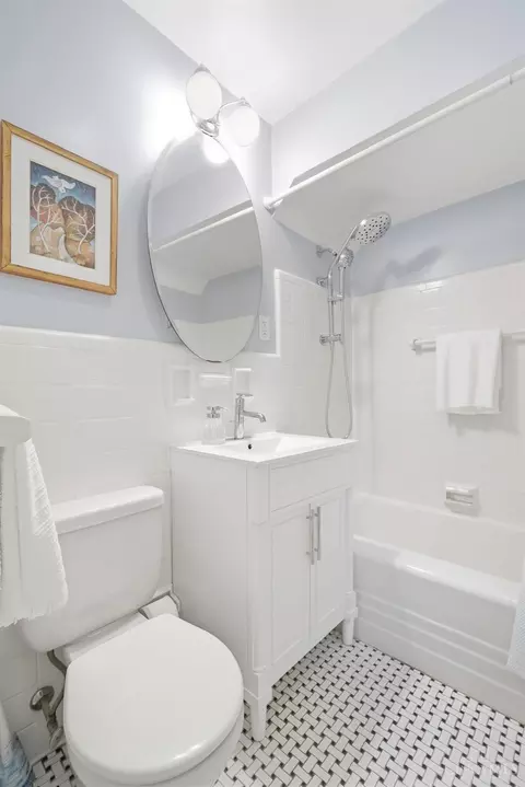 Bath - 6989 Cambridge Ave, Mariemont, OH 45227 photo 2 of 4
