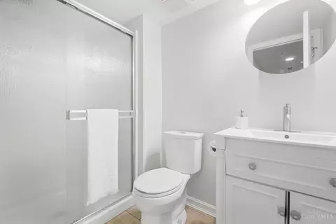 Bath - 6989 Cambridge Ave, Mariemont, OH 45227 photo 3 of 4