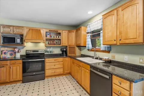 Kitchen - 3074 Quitter Rd, Williamsburg, OH 45176 photo 2 of 3