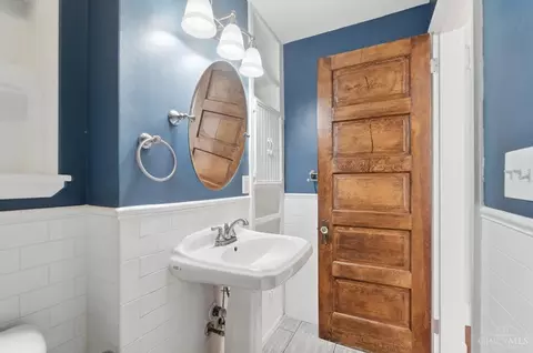 Bath - 3133 Gloss Ave, Cincinnati, OH 45213 photo 3 of 11
