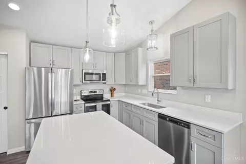Kitchen - 1940 Redbud Dr, Hamilton, OH 45013 photo 2 of 2