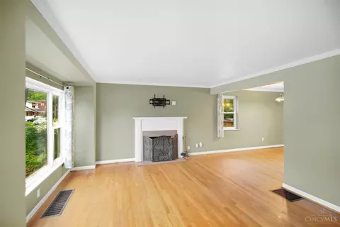 Living - 1601 Sutton Ave, Cincinnati, OH 45230 photo 4 of 6