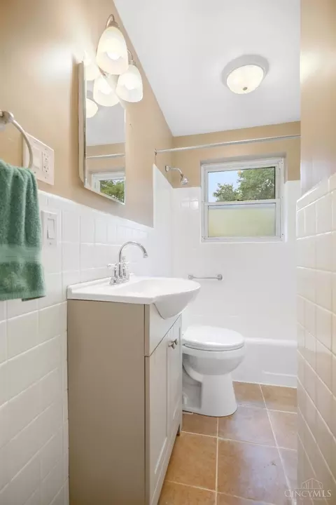 Bath - 1601 Sutton Ave, Cincinnati, OH 45230 photo 2 of 4