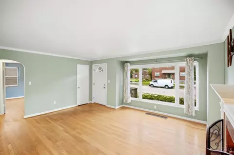 Living - 1601 Sutton Ave, Cincinnati, OH 45230 photo 2 of 6