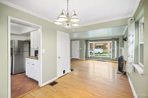 Living - 1601 Sutton Ave, Cincinnati, OH 45230 photo 5 of 6