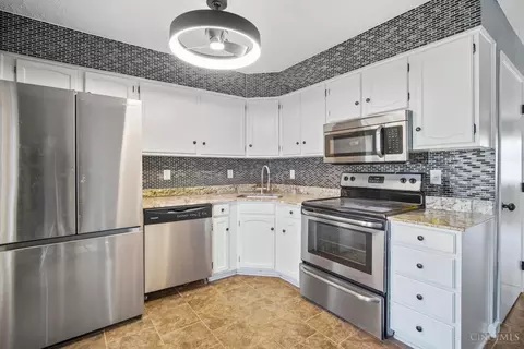 Kitchen - 324 Conova Dr, Monroe, OH 45050 photo 2 of 5