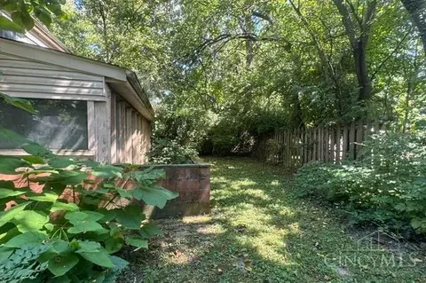 955 Matthews Dr, Lincoln Heights, OH 45215 photo 2