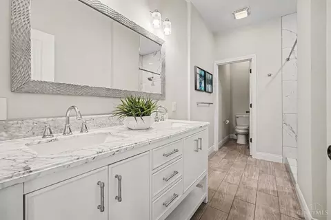 Bath - 1720 Dexter Ave, Cincinnati, OH 45206 photo 3 of 4