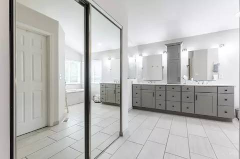 Bath - 5013 Barnsby Ln, Cincinnati, OH 45244 photo 4 of 5