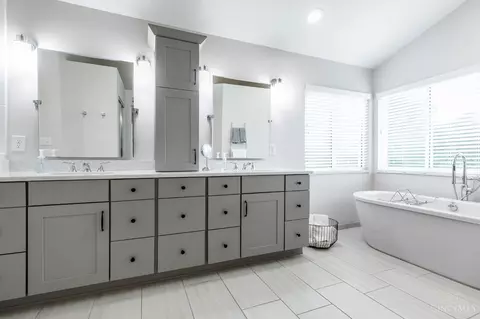 Bath - 5013 Barnsby Ln, Cincinnati, OH 45244 photo 3 of 5