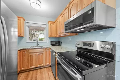 Kitchen - 78 Schroder Ln, Hamilton, OH 45013 photo 2 of 4