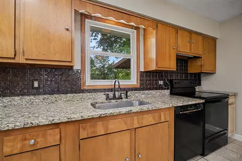 Kitchen - 4853 Eck Rd, Middletown, OH 45042 photo 4 of 6
