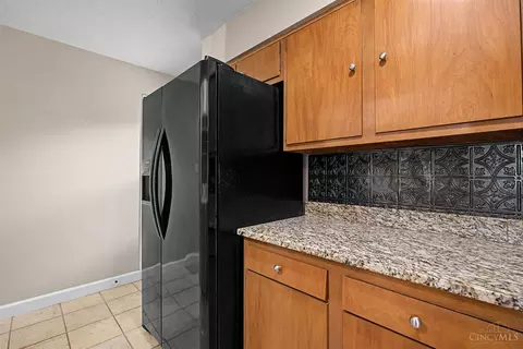 Kitchen - 4853 Eck Rd, Middletown, OH 45042 photo 5 of 6