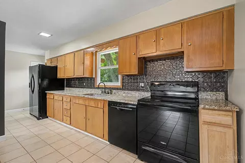 Kitchen - 4853 Eck Rd, Middletown, OH 45042 photo 3 of 6