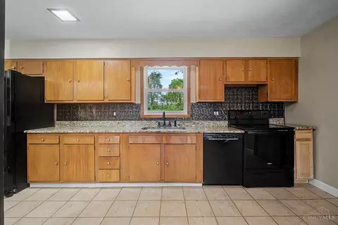 Kitchen - 4853 Eck Rd, Middletown, OH 45042 photo 2 of 6