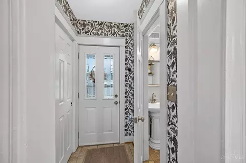 Entry Way - 2913 Minot Ave, Cincinnati, OH 45209 photo 11 of 14