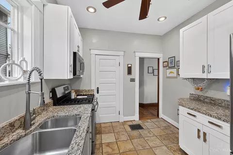 Entry Way - 2913 Minot Ave, Cincinnati, OH 45209 photo 10 of 14