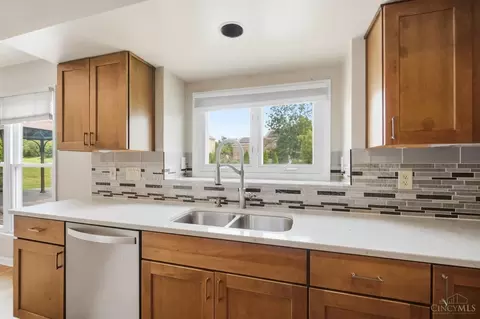 Kitchen - 10934 Fallstone Dr, Cincinnati, OH 45246 photo 7 of 8