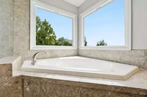 Bath - 10934 Fallstone Dr, Cincinnati, OH 45246 photo 6 of 15