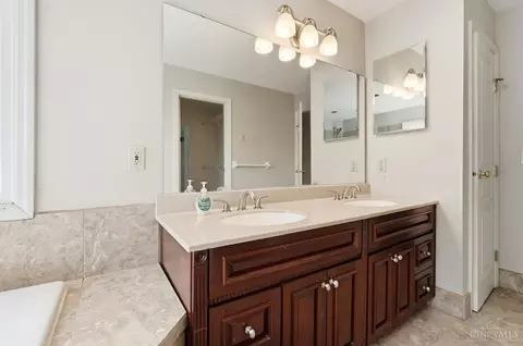 Bath - 10934 Fallstone Dr, Cincinnati, OH 45246 photo 4 of 15