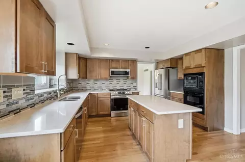 Kitchen - 10934 Fallstone Dr, Cincinnati, OH 45246 photo 4 of 8