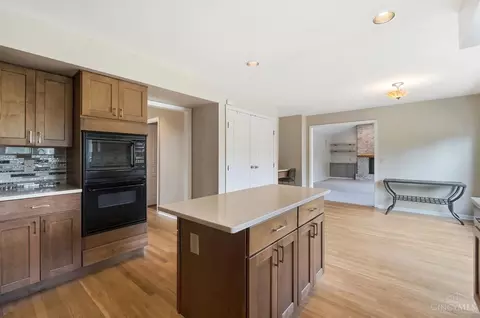 Kitchen - 10934 Fallstone Dr, Cincinnati, OH 45246 photo 5 of 8