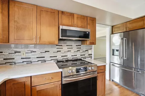 Kitchen - 10934 Fallstone Dr, Cincinnati, OH 45246 photo 6 of 8
