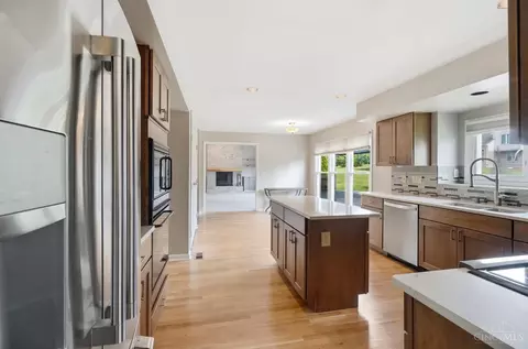 Kitchen - 10934 Fallstone Dr, Cincinnati, OH 45246 photo 3 of 8