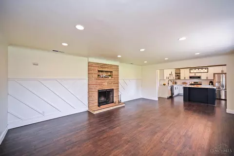 Living - 3654 Galbraith Rd, Cincinnati, OH 45236 photo 3 of 10