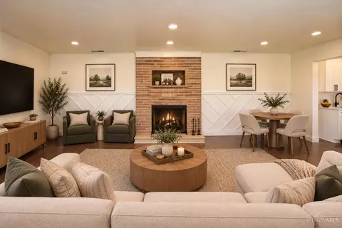 Living - 3654 Galbraith Rd, Cincinnati, OH 45236 photo 6 of 10