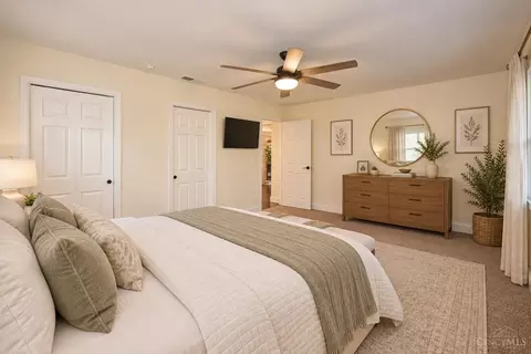 Bedroom - 3654 Galbraith Rd, Cincinnati, OH 45236 photo 3 of 8