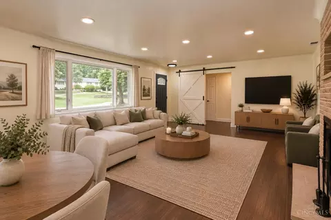 Living - 3654 Galbraith Rd, Cincinnati, OH 45236 photo 4 of 10