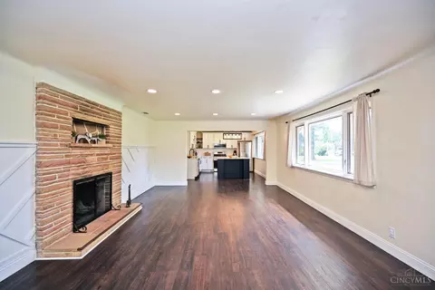 Living - 3654 Galbraith Rd, Cincinnati, OH 45236 photo 9 of 10