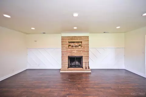 Living - 3654 Galbraith Rd, Cincinnati, OH 45236 photo 7 of 10