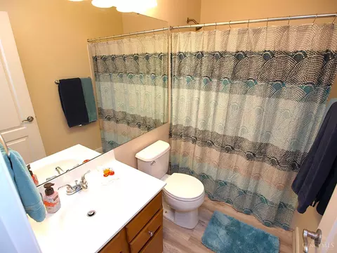 Bath - 7609 Skyview Cir, Cincinnati, OH 45248 photo 2 of 3