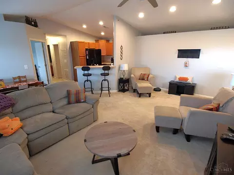 Living - 7609 Skyview Cir, Cincinnati, OH 45248 photo 3 of 3
