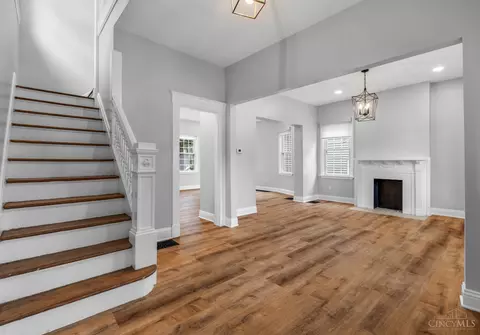 Entry Way - 3722 Drake Ave, Cincinnati, OH 45209 photo 2 of 3