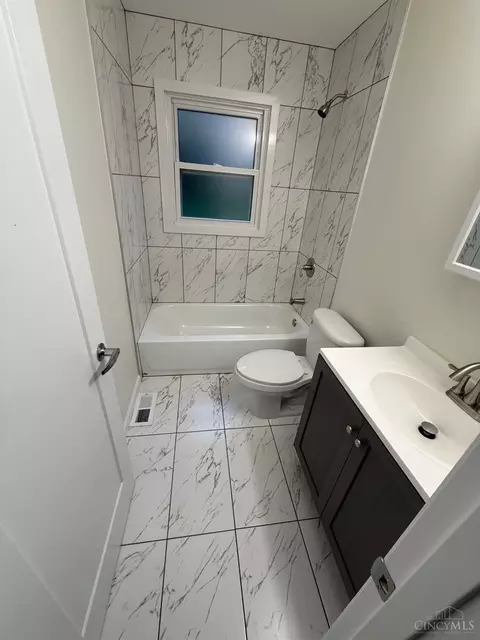 Bath - 3985 Mantell Ave, Cincinnati, OH 45236 photo 2 of 3
