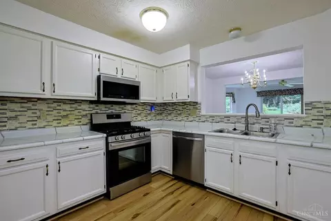 Kitchen - 8404 Ridge Pointe Ct, Cincinnati, OH 45237 photo 2 of 3