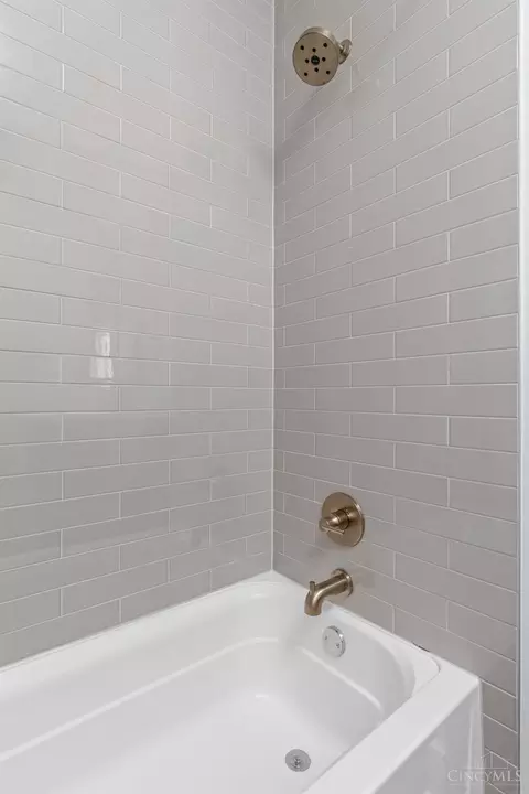 Bath - 1628 Everly Pl, Cincinnati, OH 45206 photo 5 of 5