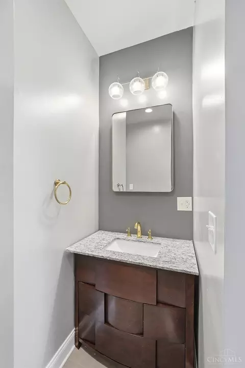 Bath - 227 Forest Ave, Cincinnati, OH 45229 photo 3 of 9