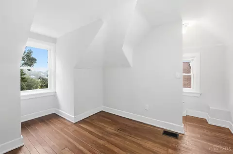 Bedroom - 227 Forest Ave, Cincinnati, OH 45229 photo 6 of 10