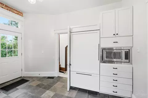 Entry Way - 227 Forest Ave, Cincinnati, OH 45229 photo 4 of 12